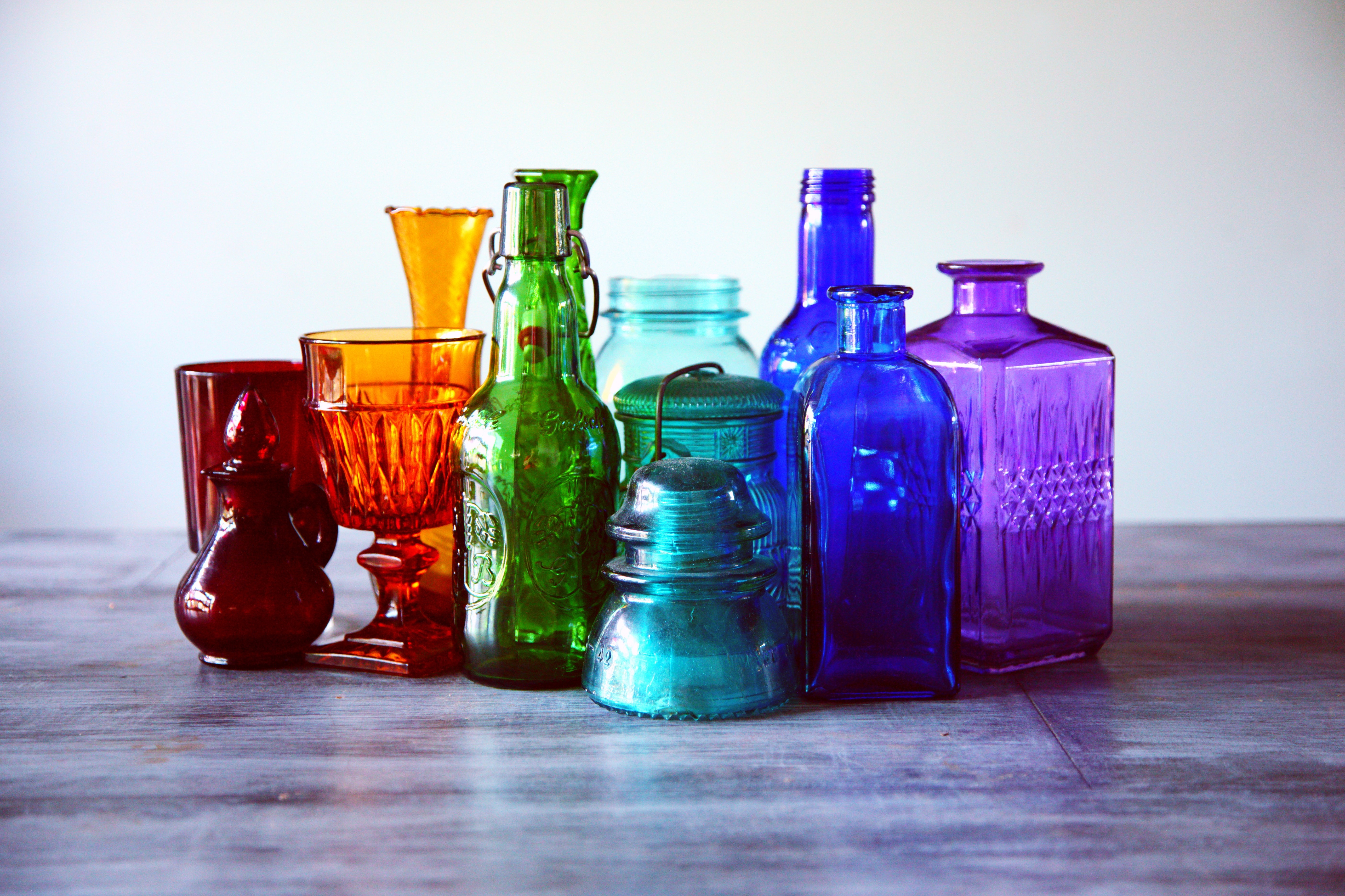 Цветной предмет. Цветные стеклянные бутылки. Красивые цветные бутылки. Цветное стекло. Предметы из цветного стекла.